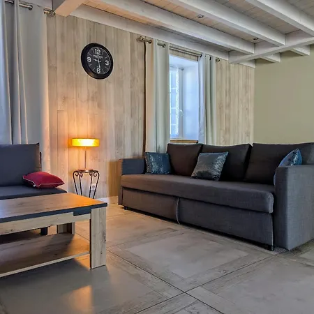 Moderne A Arlempdes: Spa, Terrasse, Grands Espaces Et Visites Culturelles - Fr-1-582-107 Landhuis *